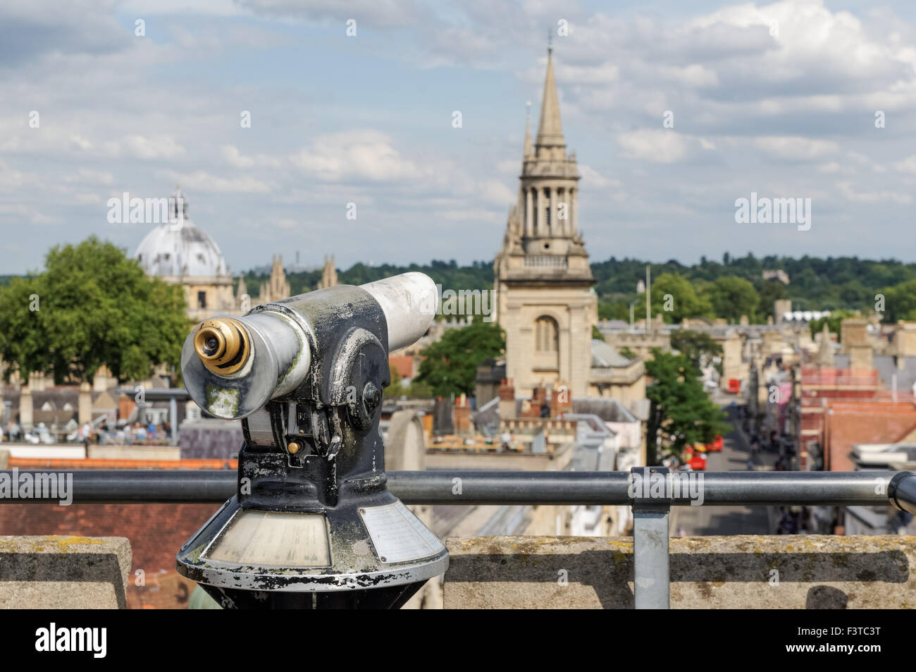 Vista dalla parte superiore della St Martin's Tower, torre Carfax in Oxford Oxfordshire England Regno Unito Regno Unito Foto Stock