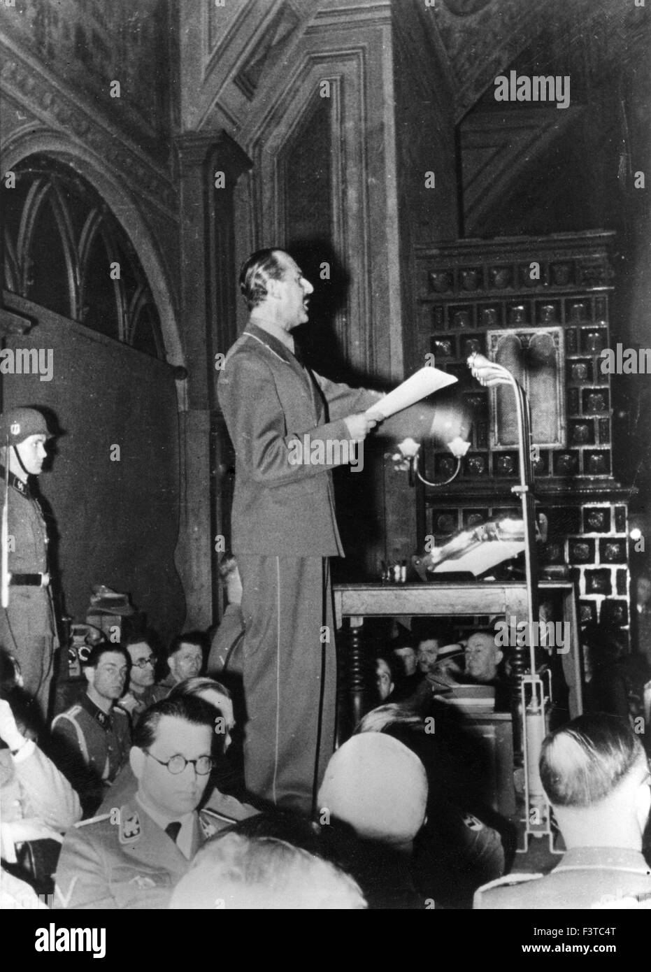 HERMANN ESSER (1900-1981) nazista di segretario di Stato per celebrare il ventitreesimo anniversario della fondazione del partito socialista nazionale (nazisti) in Monaco di Baviera Hofbrauhaus 27 febbraio 1943. Le didascalie originale recita "esser letta la proclamazione del Fuehrer, che per motivi militari, non era in grado di essere presente'. Foto Stock