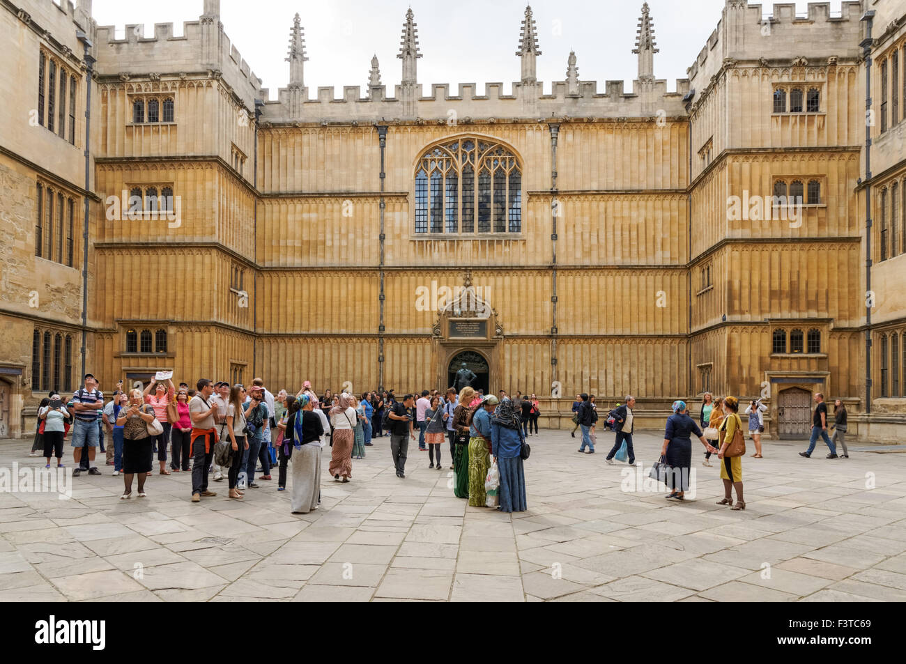 Cortile della biblioteca Bodleian Library (vecchie scuole del quadrangolo) in Oxford Oxfordshire England Regno Unito Regno Unito Foto Stock