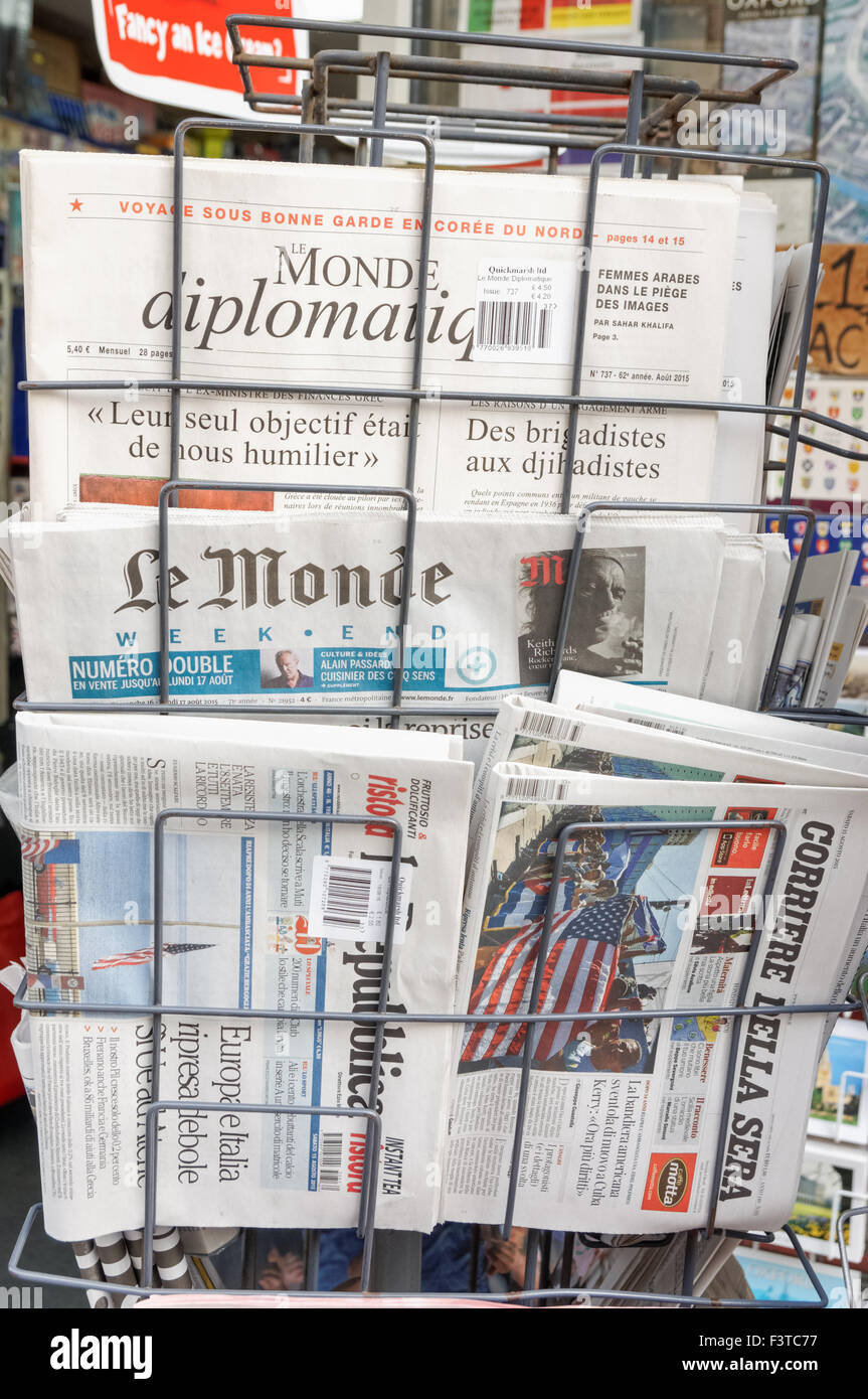 Rack con giornali e riviste internazionali al di fuori del negozio di giornali, Oxford Oxfordshire Inghilterra Regno Unito Regno Unito Foto Stock