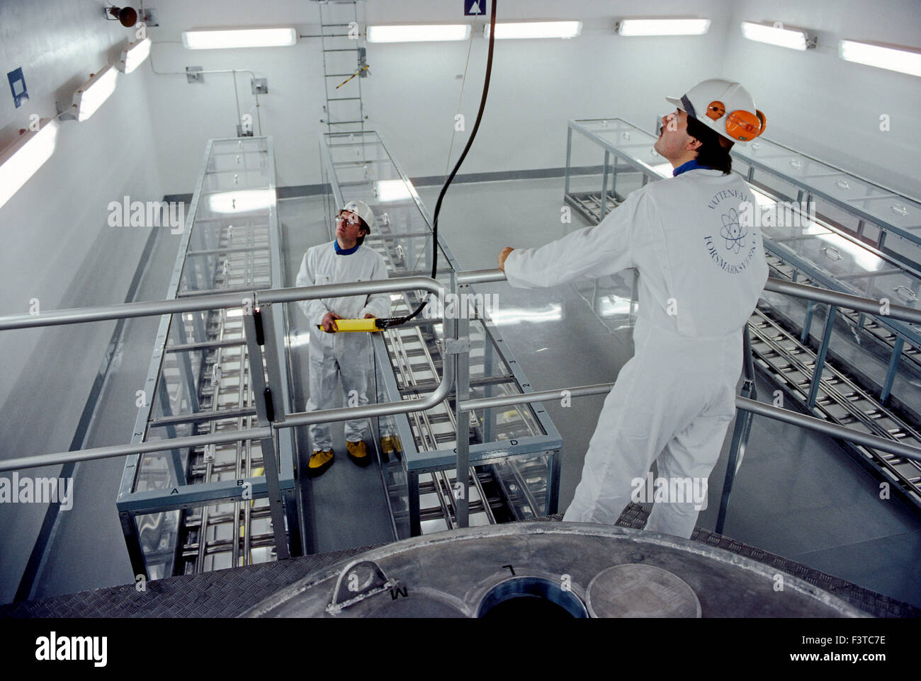 I tecnici all'interno di un impianto ad energia nucleare vicino a Stoccolma, Svezia Foto Stock