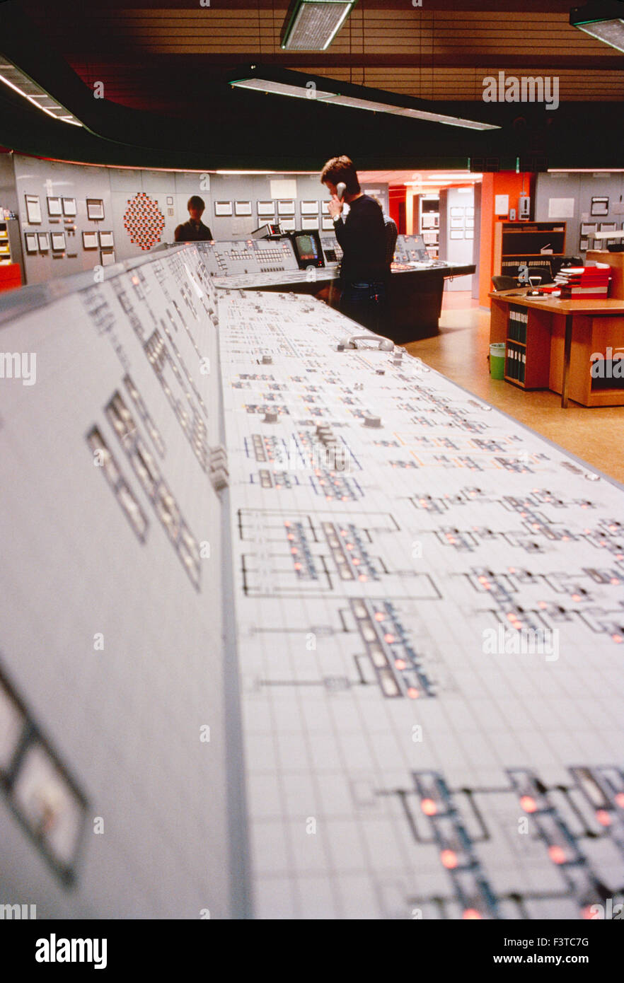 Gli ingegneri in il sistema informatizzato di sala di controllo di un impianto ad energia nucleare Foto Stock