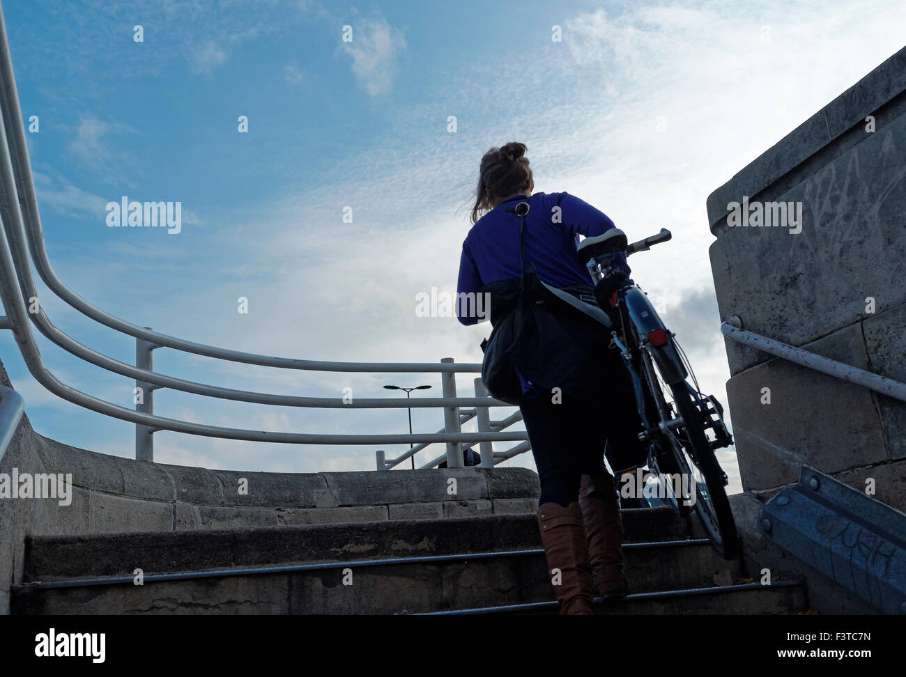 Noleggio di " commuters " a salire le scale con noleggio biciclette Foto Stock