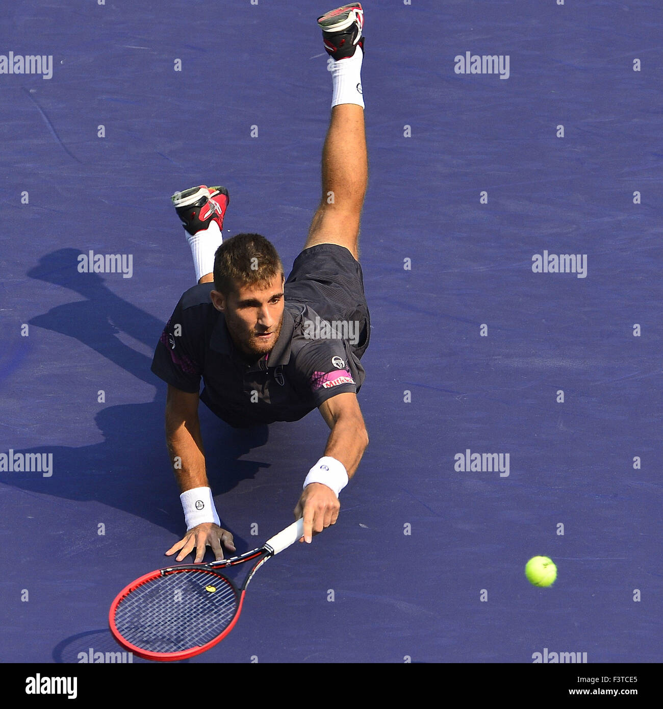 Shanghai, Cina. Xii oct, 2015. MARTIN KLIZAN della Slovacchia immersioni per la sfera contro Ze Zhang durante la Shanghai Rolex Masters torneo di tennis. © Marcio Machado/ZUMA filo/Alamy Live News Foto Stock