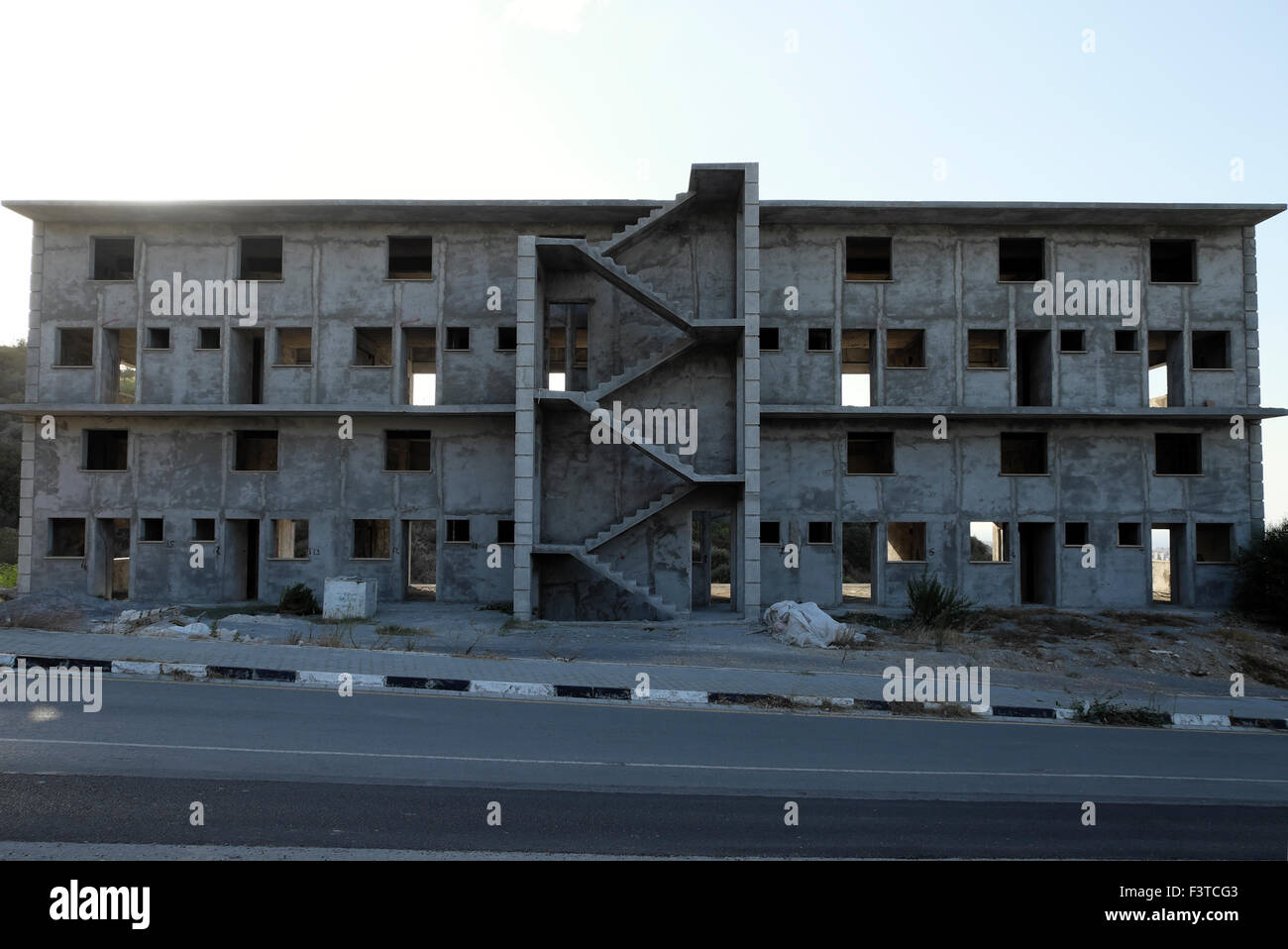 Vista esterna di un vuoto appartamento in cemento per la struttura di un edificio sul sito in costruzione a Cipro del Nord KATHY DEWITT Foto Stock