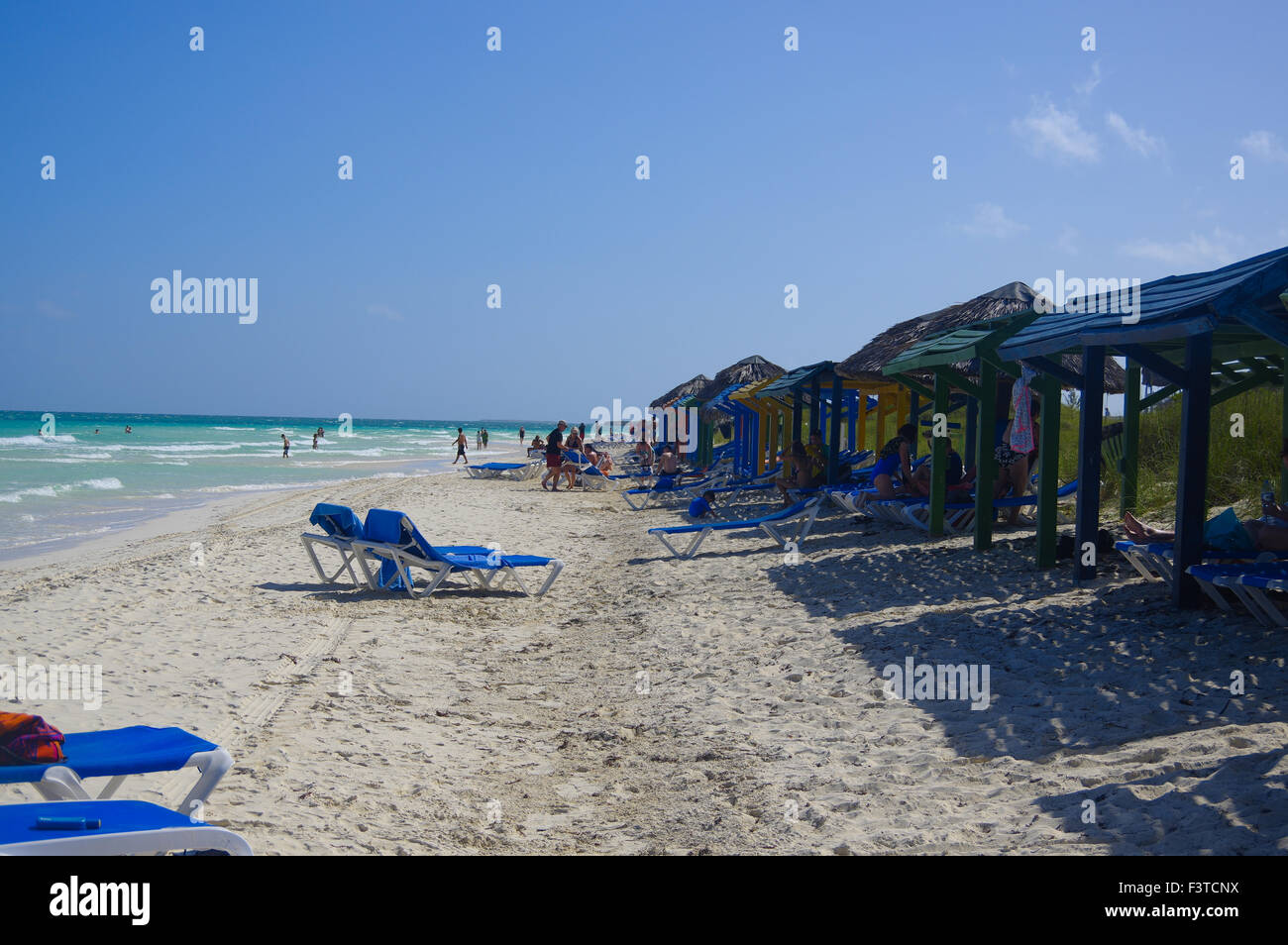 Sedie a sdraio con asciugamani sulla spiaggia di Pilar (Playa Pilar) e beach cabanas - Cayo Coco, Cuba Foto Stock