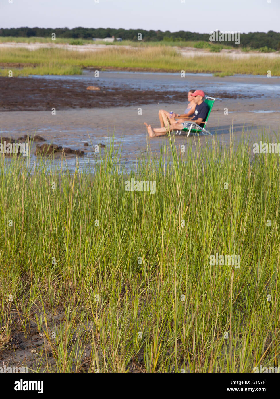 Coppia al relax in spiaggia in sabbia sedie mentre è in vacanza in Eastham, Massachusetts, Cape Cod. Foto Stock