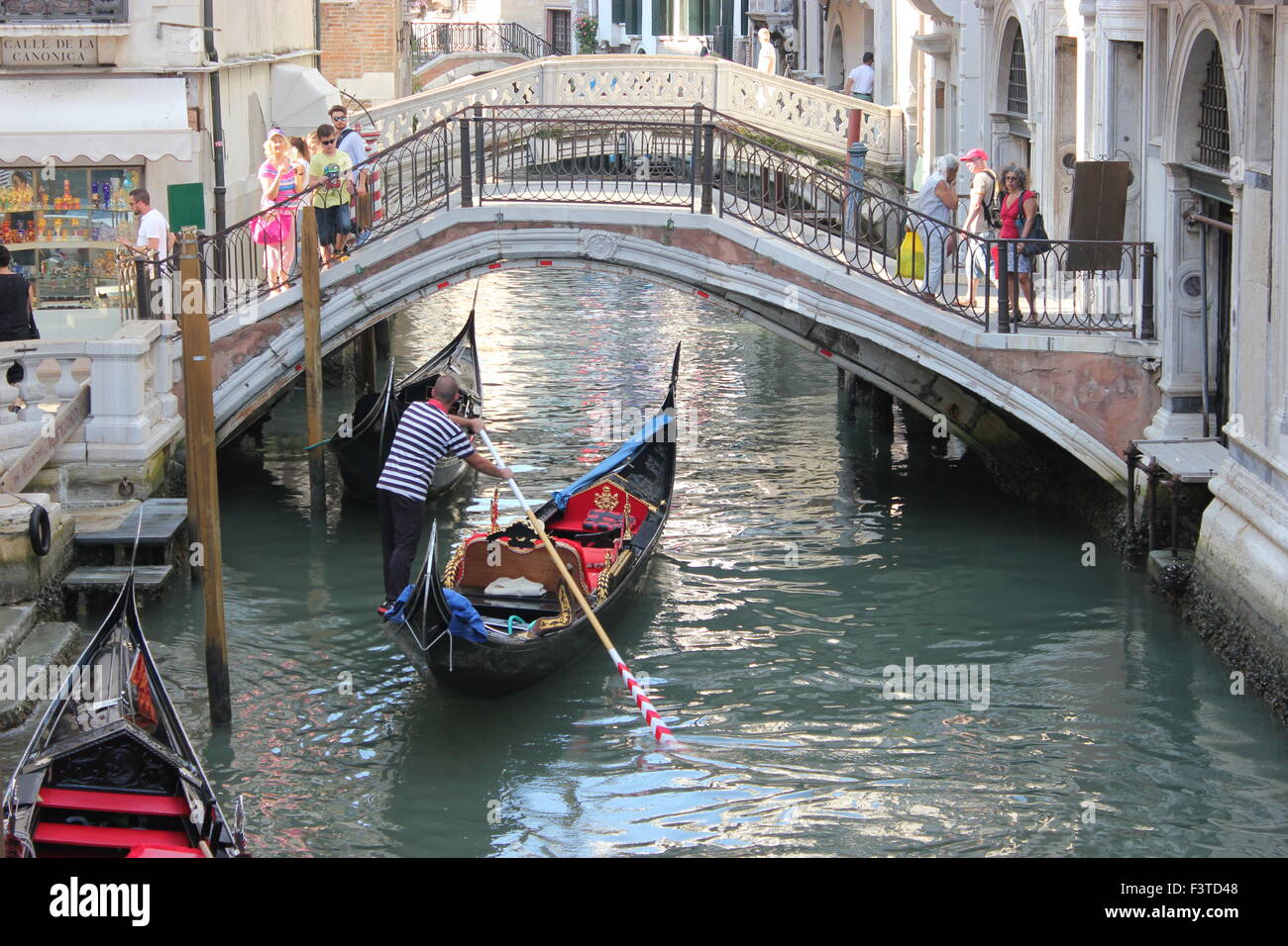 Un tipico canale veneziano Foto Stock