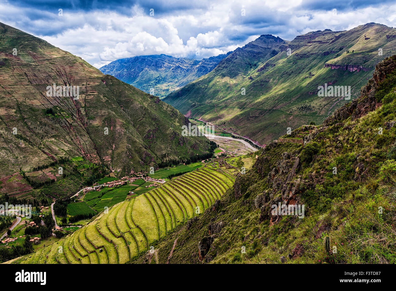 Vista della Valle Sacra e antiche terrazze Inca di Pisac, Perù. Foto Stock