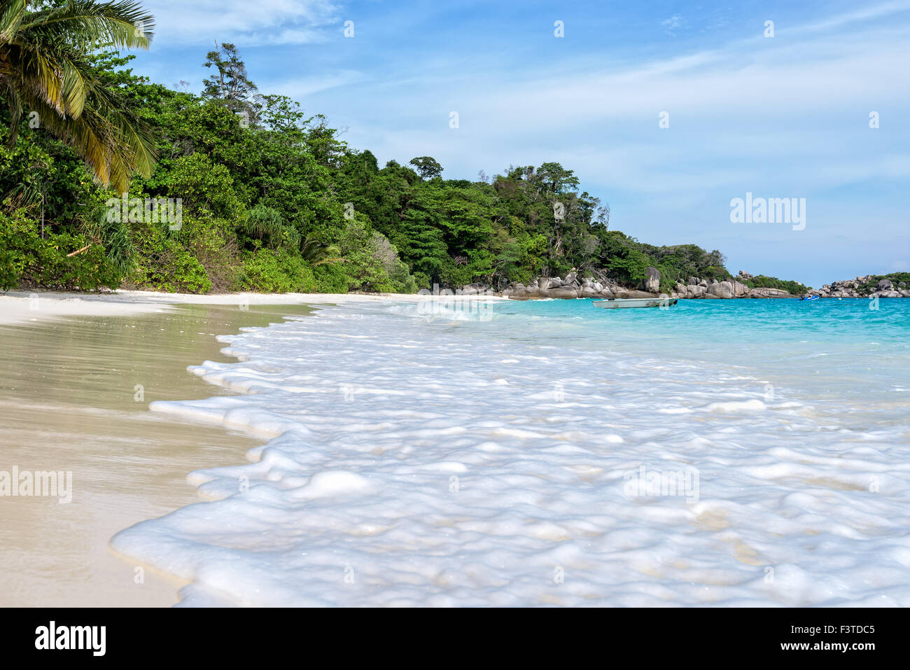 La splendida natura di blu del mare di sabbia bianca e onde sulla spiaggia durante il periodo estivo a Koh Miang isola in Mu Ko Similan parco nazionale, Foto Stock