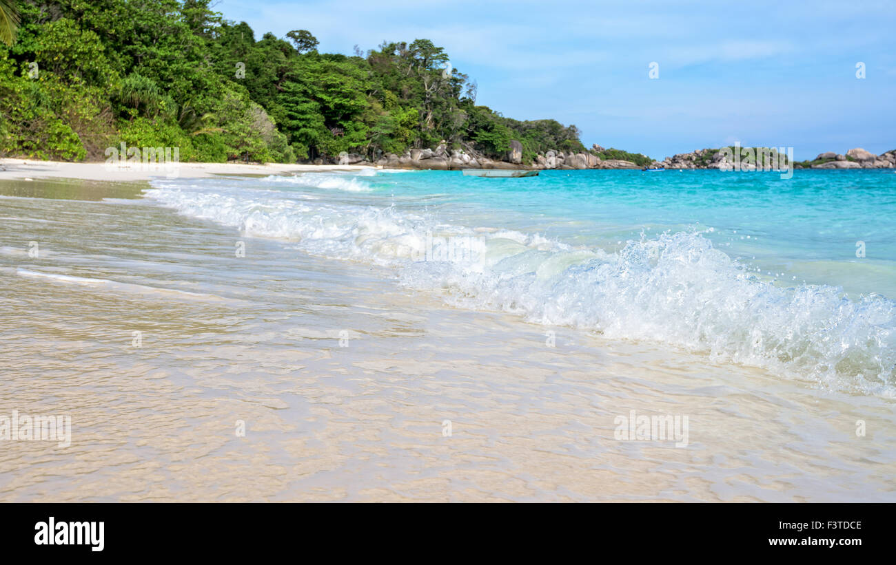 La splendida natura di blu del mare di sabbia bianca e onde sulla spiaggia durante il periodo estivo a Koh Miang isola in Mu Ko Similan parco nazionale, Foto Stock