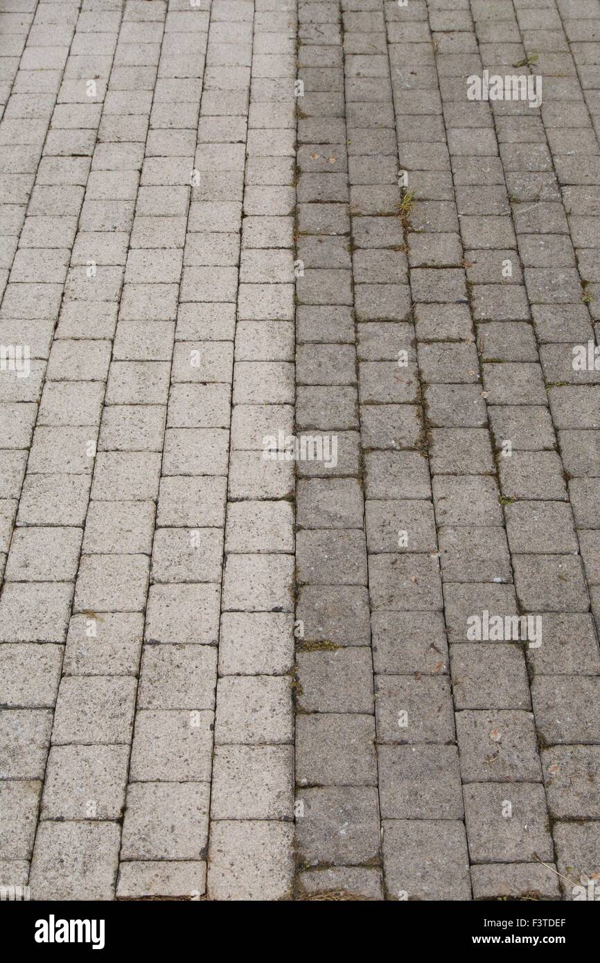 Pavimento esterno la pulizia con getto di acqua ad alta pressione Foto Stock