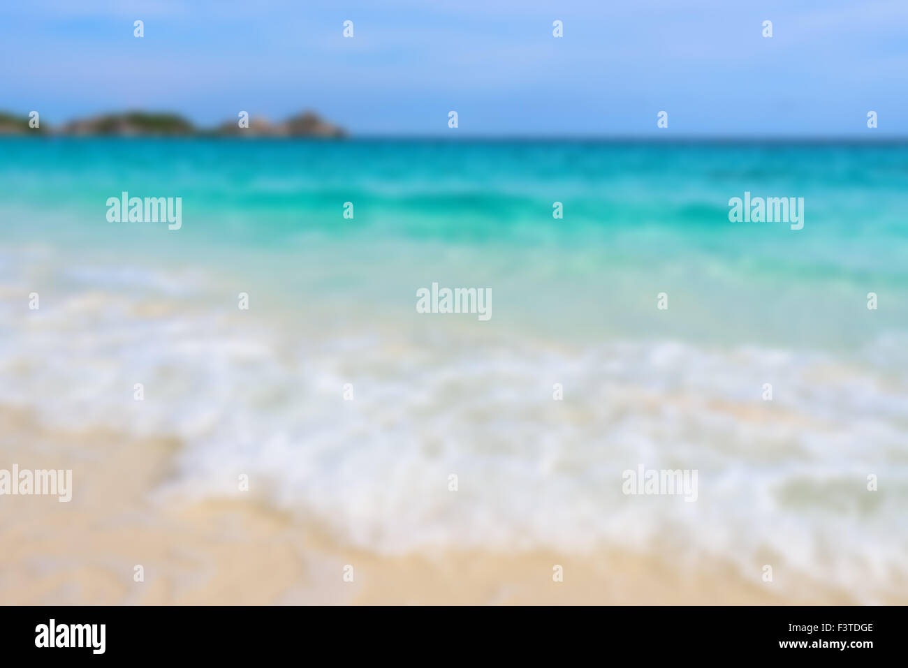 Fotografia di sfocatura per lo sfondo, la bellissima natura mare blu e bianco onde sulla spiaggia in estate a Koh Miang isola, Mu Ko Similan Foto Stock