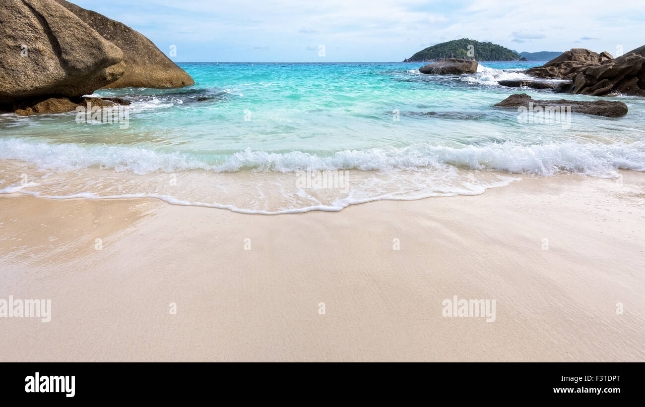 La splendida natura di blu del mare di sabbia bianca e onde sulla piccola spiaggia vicino le rocce durante l estate a Koh Miang isola di Ko Similan Foto Stock