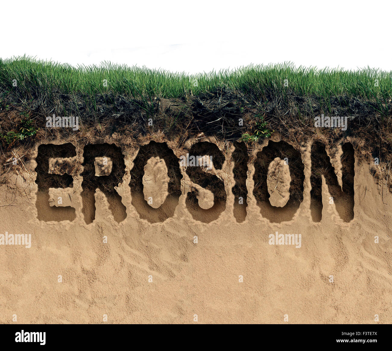 Concetto di erosione come una rupe costiere del terreno superiore e sabbia erodendo via come un danno ambientale simbolo per la perdita di terreni a causa del Foto Stock