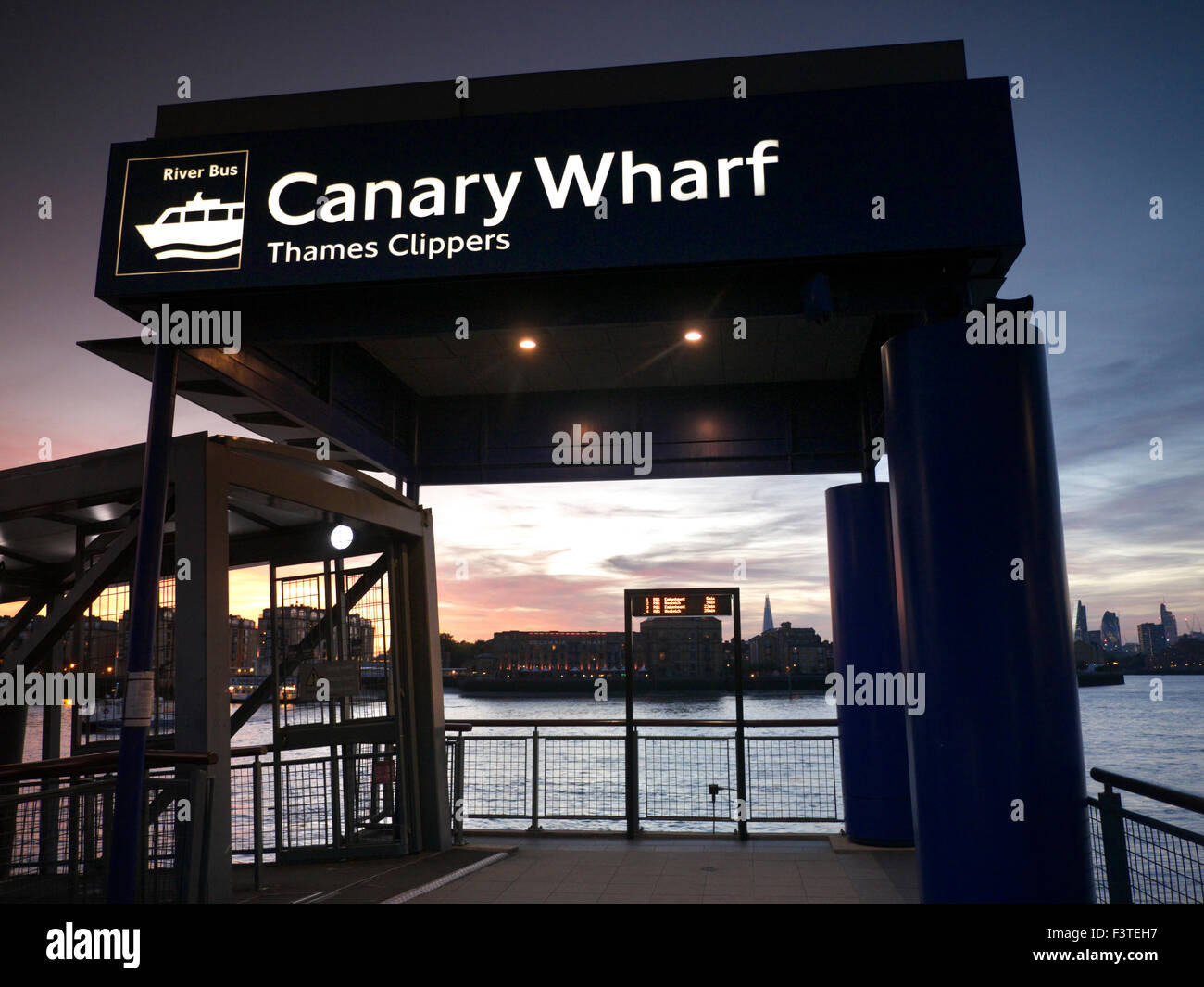 Il molo imbarco per il Thames Clipper Imbarcazioni da fiume, Columbia Wharf Shard & Città edifici dietro, Canary Wharf London REGNO UNITO Foto Stock