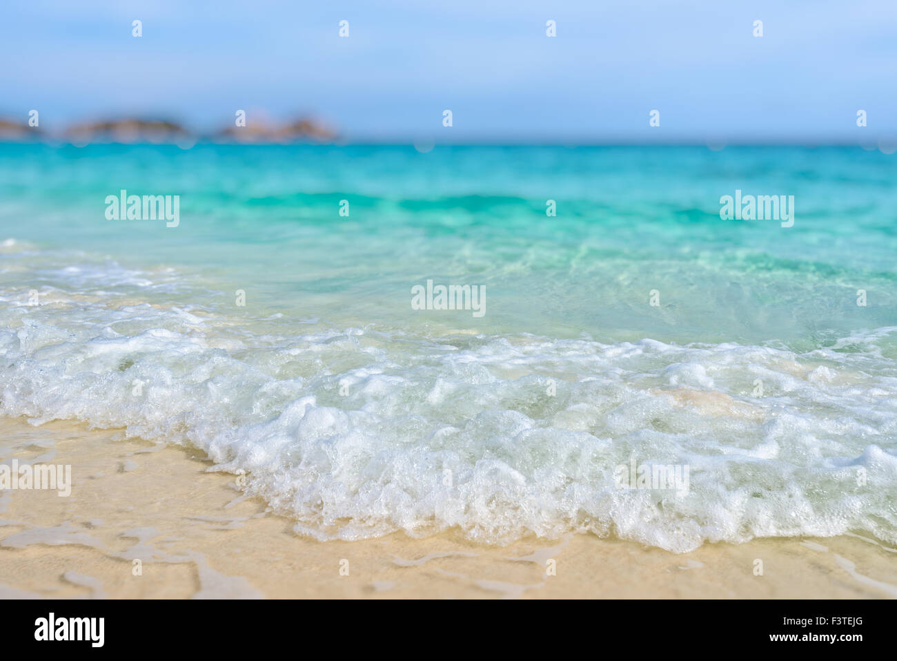 Tilt-Shift morbido effetto di sfocatura bella natura per lo sfondo blu del mare di sabbia bianca e onde sulla spiaggia durante la stagione estiva Foto Stock
