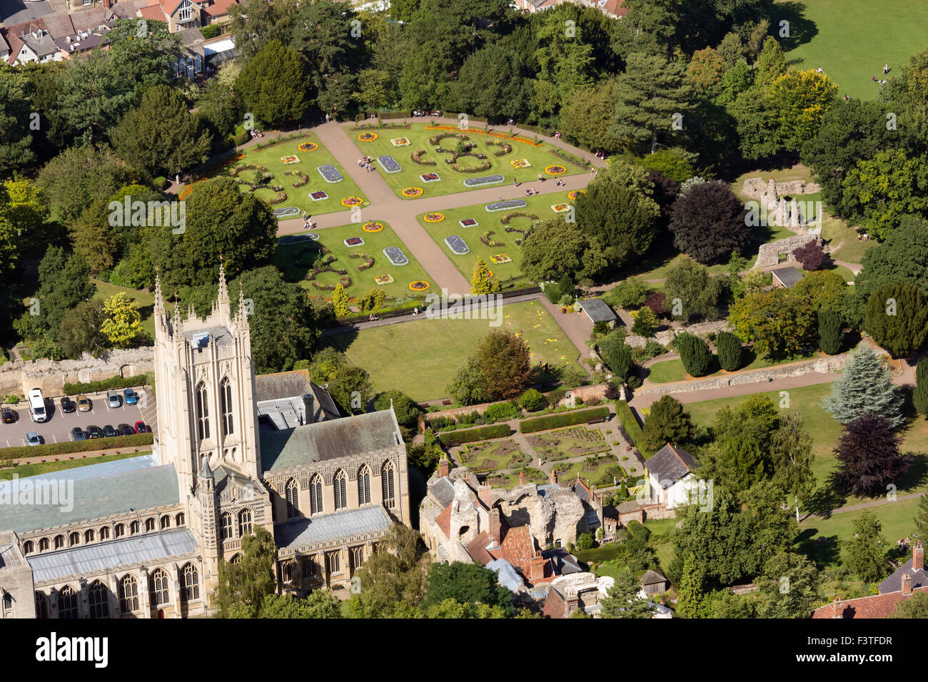 Foto aerea di Bury St Edmunds mostrante la Abbey Gardens Foto Stock