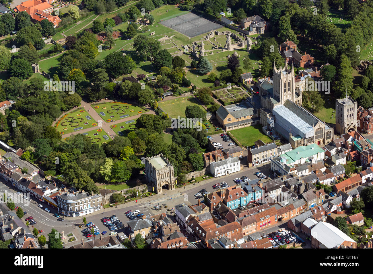 Foto aerea di Bury St Edmunds mostrante la Abbey Gardens Foto Stock