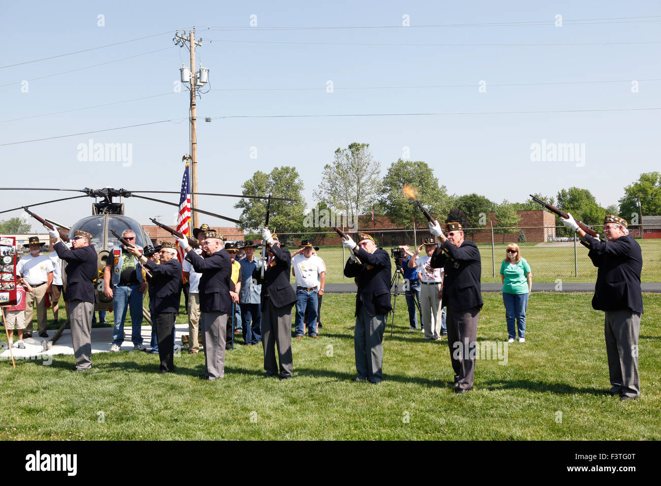 21 Salutate pistola sparato durante la dedizione. Membri della truppa C, 1° Stormo, 9 Cavalleria dedicato un OH-6 Loach elicottero Scout volato da loro unità durante la Guerra del Vietnam Foto Stock