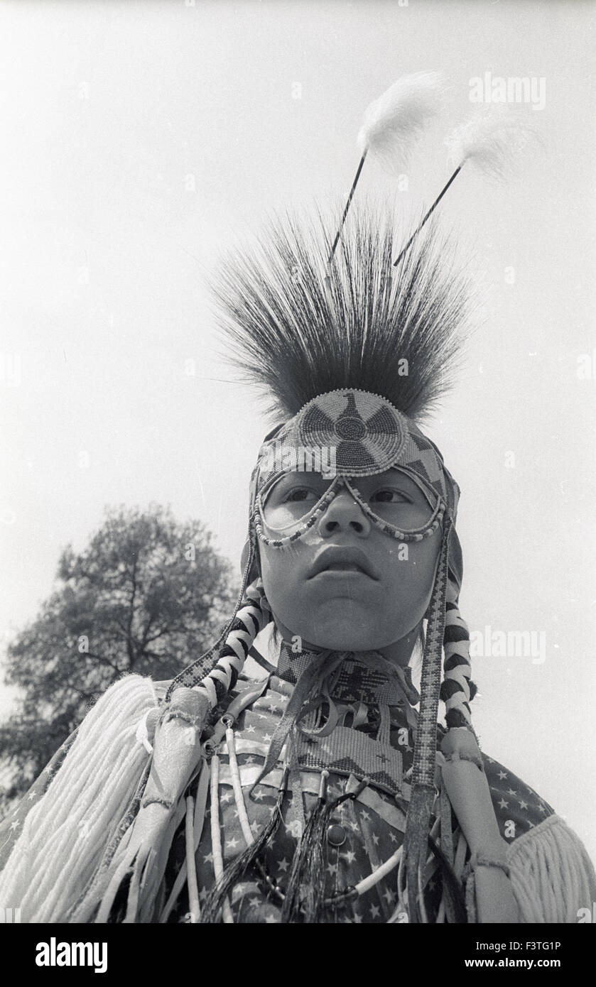 Native American boy vestito in abiti tradizionali durante il PowWow a Fresno Stato indiano verticale Foto Stock