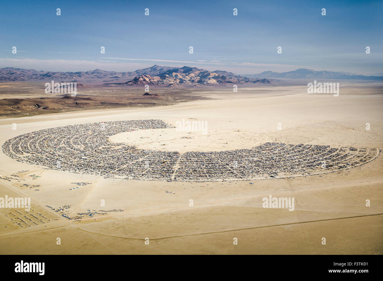 Una veduta aerea di Black Rock City il secondo giorno di Burning Man 2015. © Scott Londra/Alamy Foto Stock
