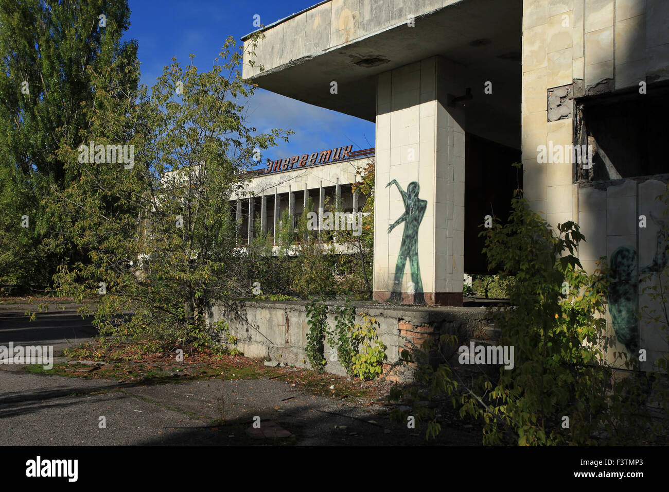 Il Palazzo della Cultura "Energetik', che si trova presso la piazza Lenin nella città abbandonate Pripjat. Chernobyl Zona di esclusione, Ucraina. Foto Stock