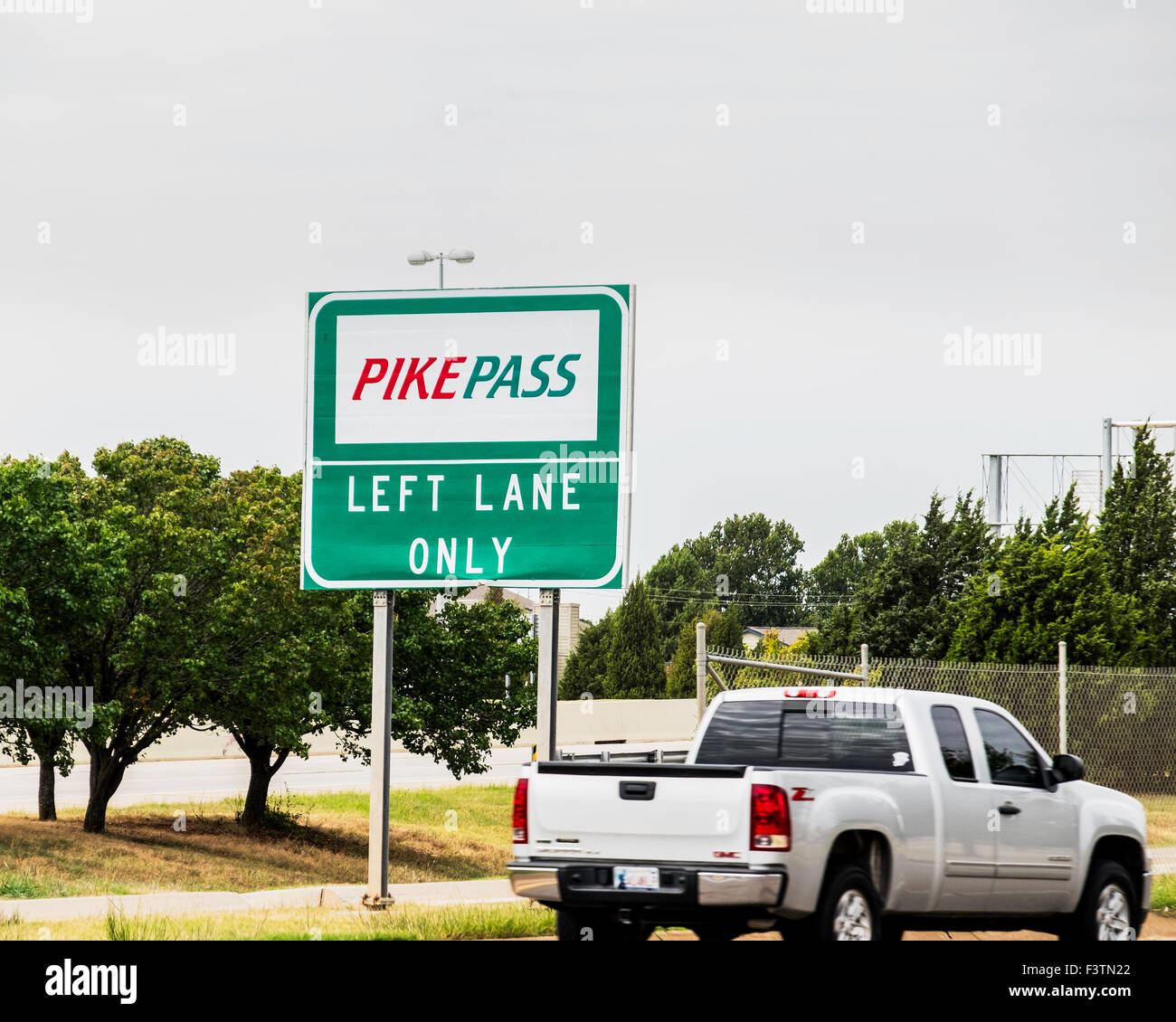 Un polo PikePass segno per una strada a pedaggio che è un sistema elettronico di raccolta sistema di pedaggio in nord Oklahoma City, Oklahoma, Stati Uniti d'America. Stati Uniti, U.S.A. Foto Stock