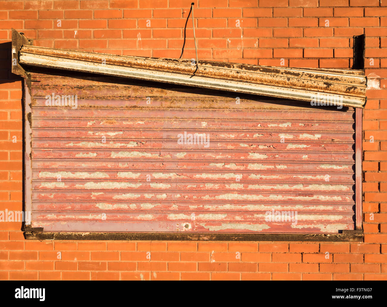 Acciaio arrugginito otturatore sull edificio abbandonato Foto Stock
