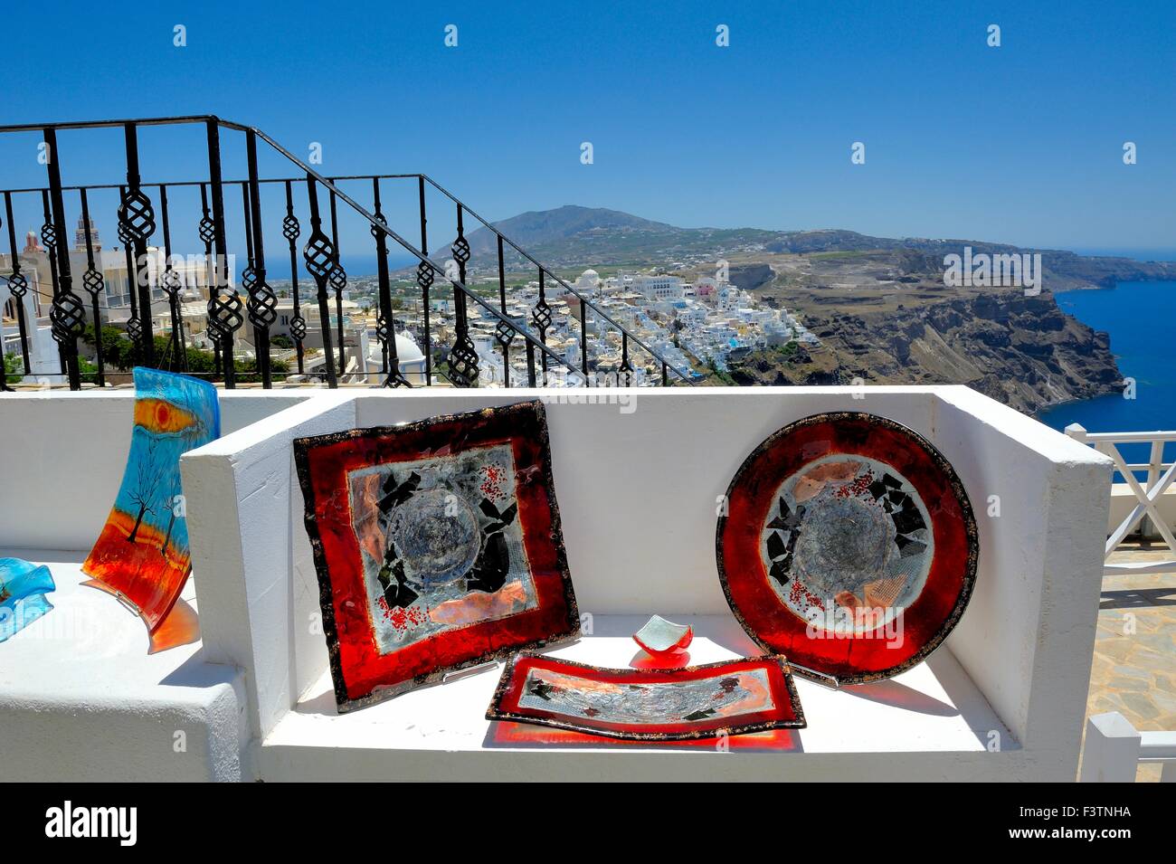 Souvenir di lastre di vetro in vendita a Santorini Grecia Foto Stock