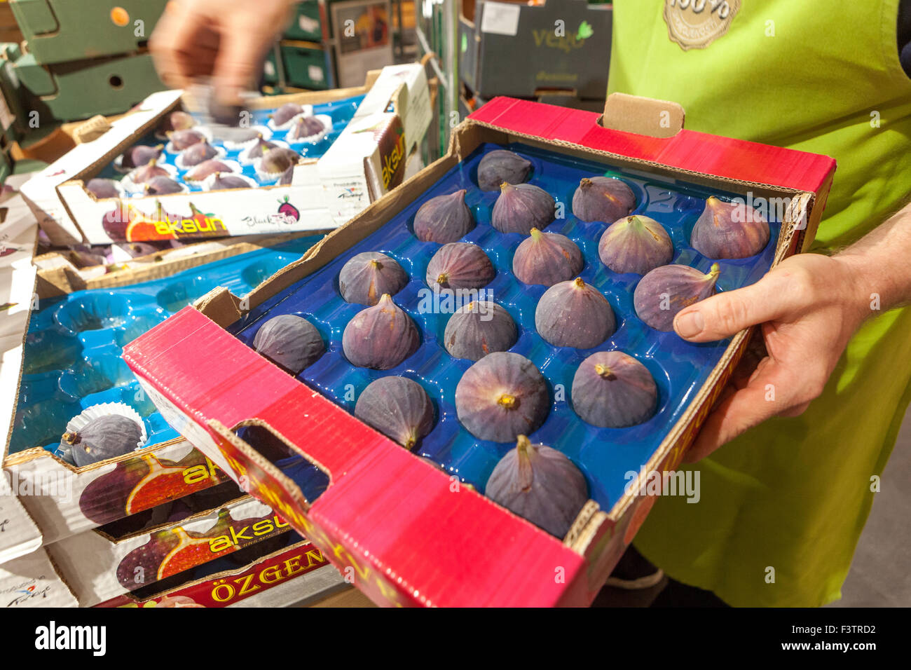 Il controllo della qualità della frutta figure nel supermercato Foto Stock