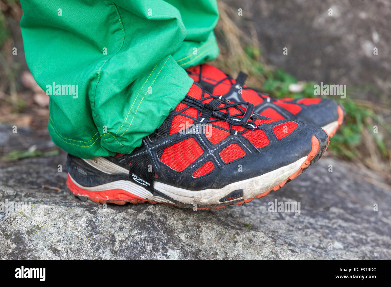 Primo piano, scarpe sportive per escursioni nella natura, scarpe da passeggio a sezione bassa Foto Stock