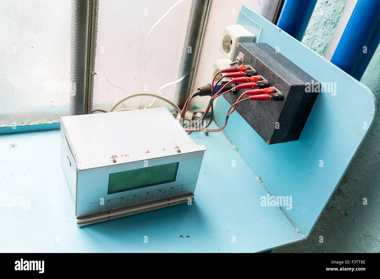 Strumento di misurazione in un laboratorio dello studente in un europeo università tecnica. Attrezzature progettate per la ricerca in campo educativo, t Foto Stock