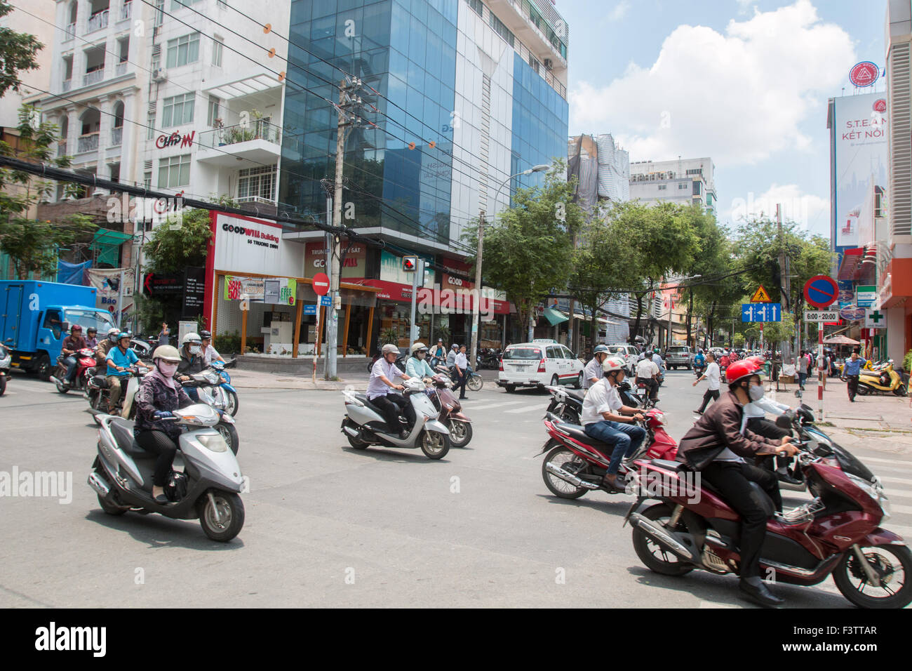 Ci sono oltre 45 milioni di scooter in Vietnam, qui street scene in Ho Chi Minh ex Saigon,Vietnam Foto Stock