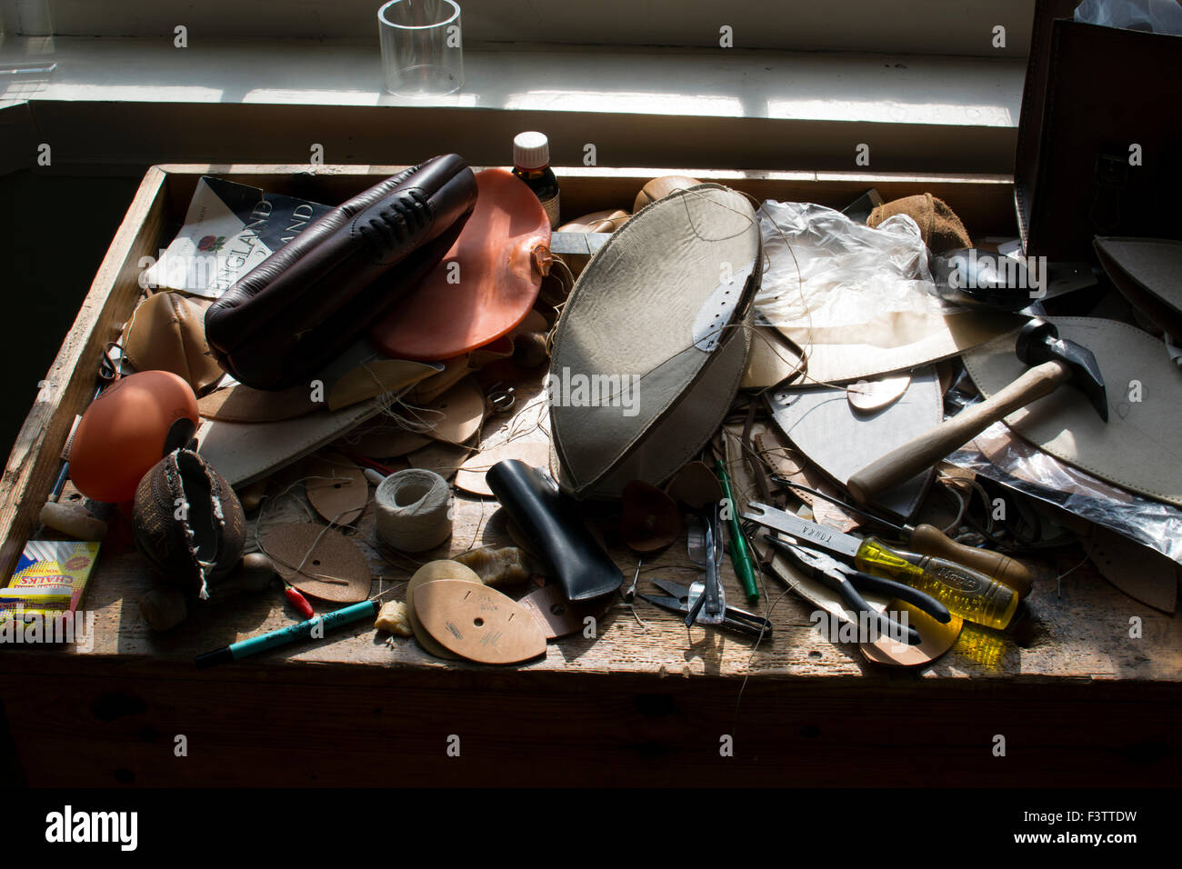 Un banco di lavoro in corrispondenza del Webb Ellis Museum, Rugby, Warwickshire, Inghilterra, Regno Unito Foto Stock