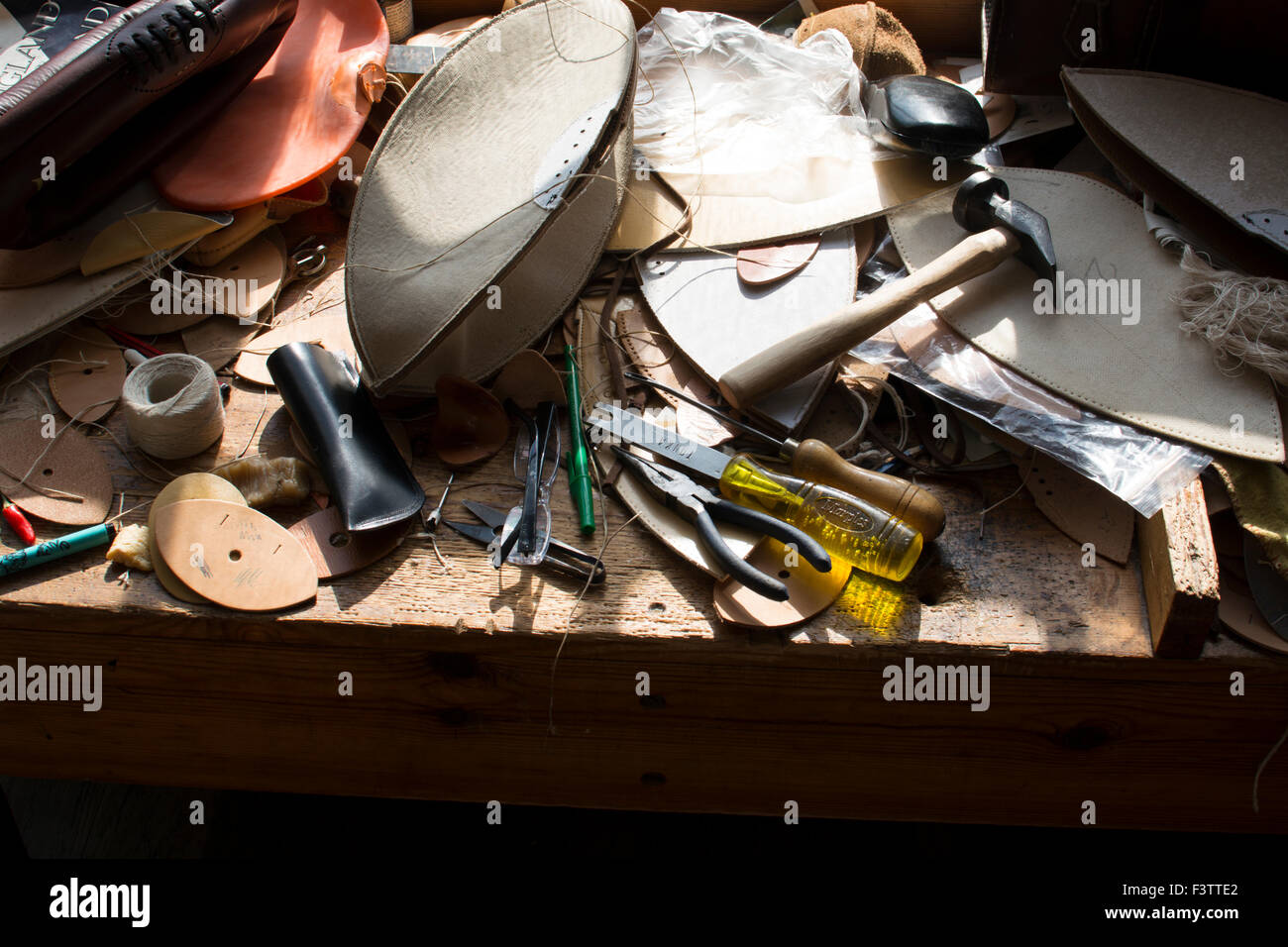 Un banco di lavoro in corrispondenza del Webb Ellis Museum, Rugby, Warwickshire, Inghilterra, Regno Unito Foto Stock