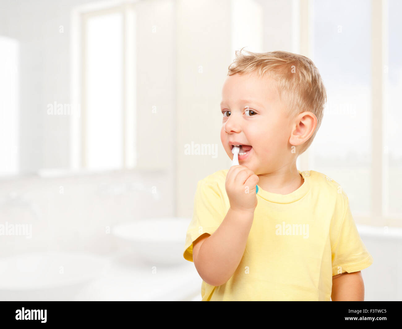 Bambino la spazzolatura dei denti nella stanza da bagno Foto Stock