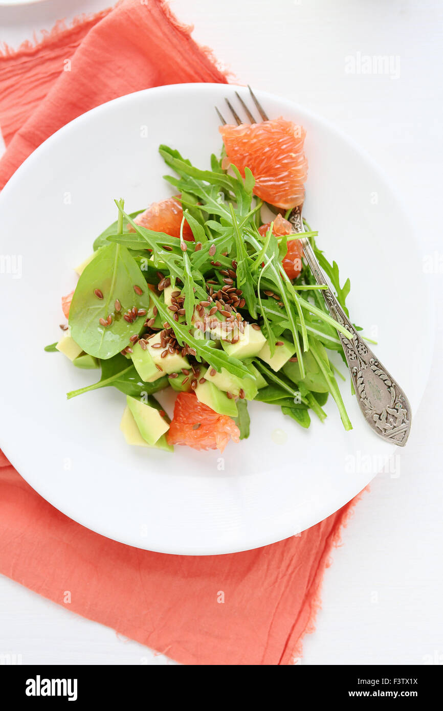 Croccante con insalata di rucola e di avocado su una piastra. Vista superiore Foto Stock