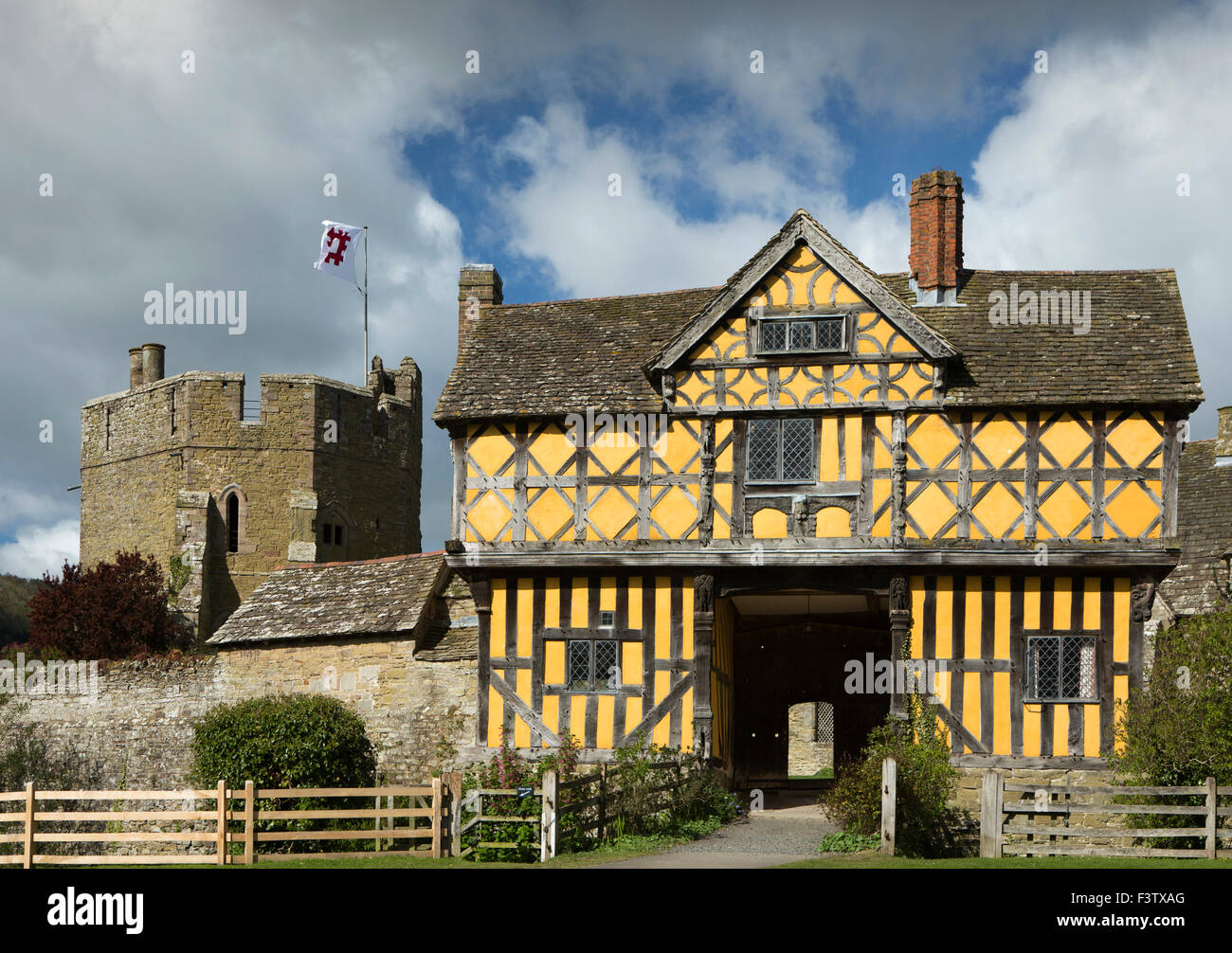 Regno Unito, Inghilterra, Shropshire, craven arms, Stokesay Castle, gatehouse e torre sud Foto Stock