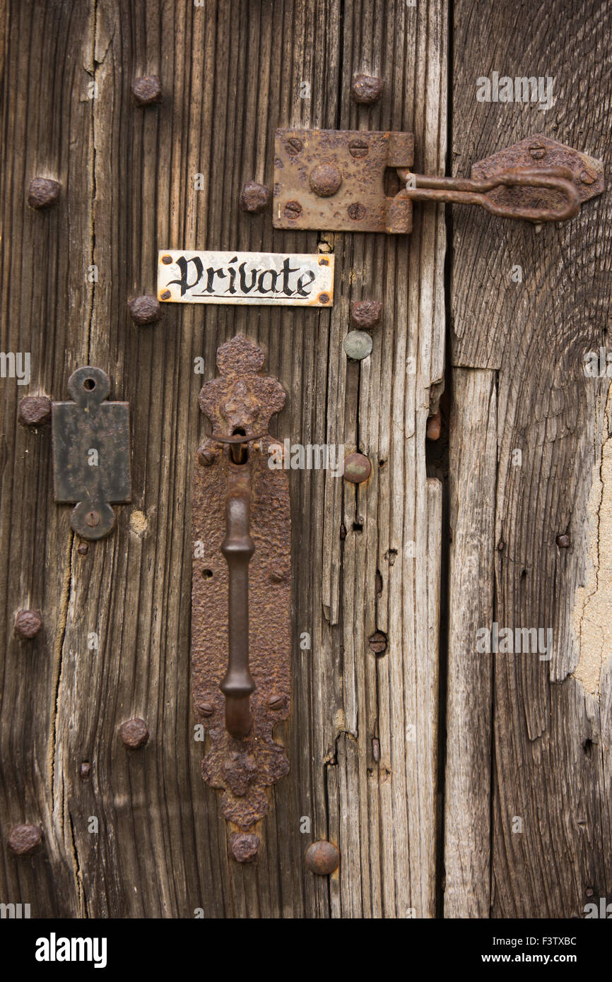 Regno Unito, Inghilterra, Shropshire, craven arms, Stokesay Castle, Gatehouse, segno privato e la formazione di ruggine porta in ferro mobili Foto Stock