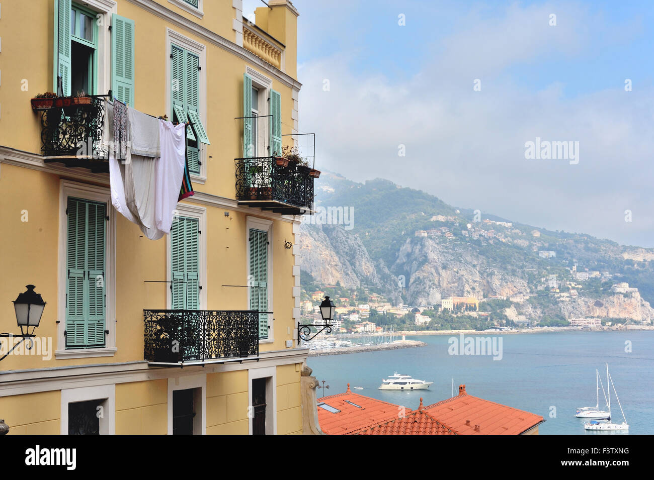 Vista sul mare forma pittoresca cittadina Menton sulla Riviera Francese, vista al confine dell'Italia, le Alpi francesi, Francia Foto Stock