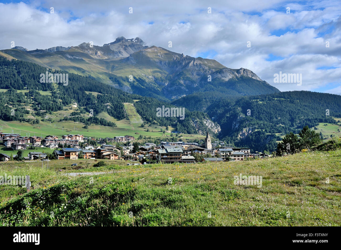 Aussois, villaggio delle Alpi Francesi, incorporato nel paesaggio, sulle Alpi francesi, Francia Foto Stock