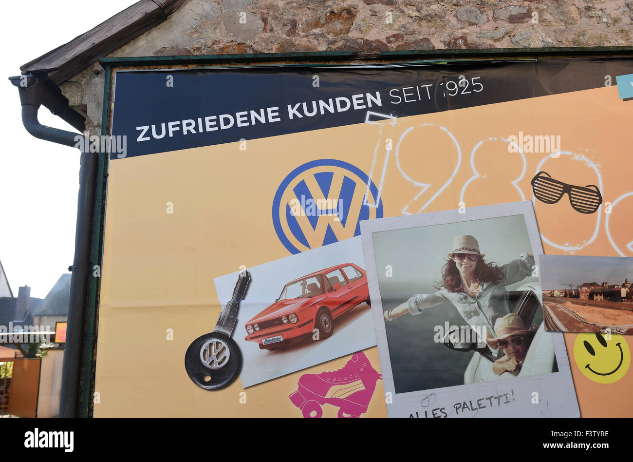 Un cartellone pubblicitario al di fuori di una Concessionaria VW legge 'Zufriedene Kunden seit 1925' (clienti soddisfatti dal 1925, a Herxheim am Berg, Germania, 12 ottobre 2015. Foto: Jens KALAENE/DPA Foto Stock