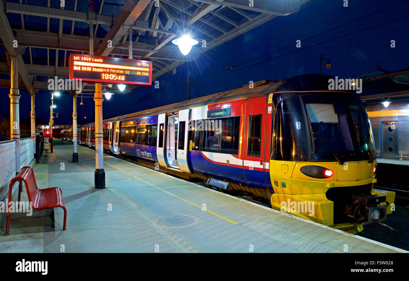 Stazione ferroviaria di notte, Ilkley, West Yorkshire, Inghilterra, Regno Unito Foto Stock