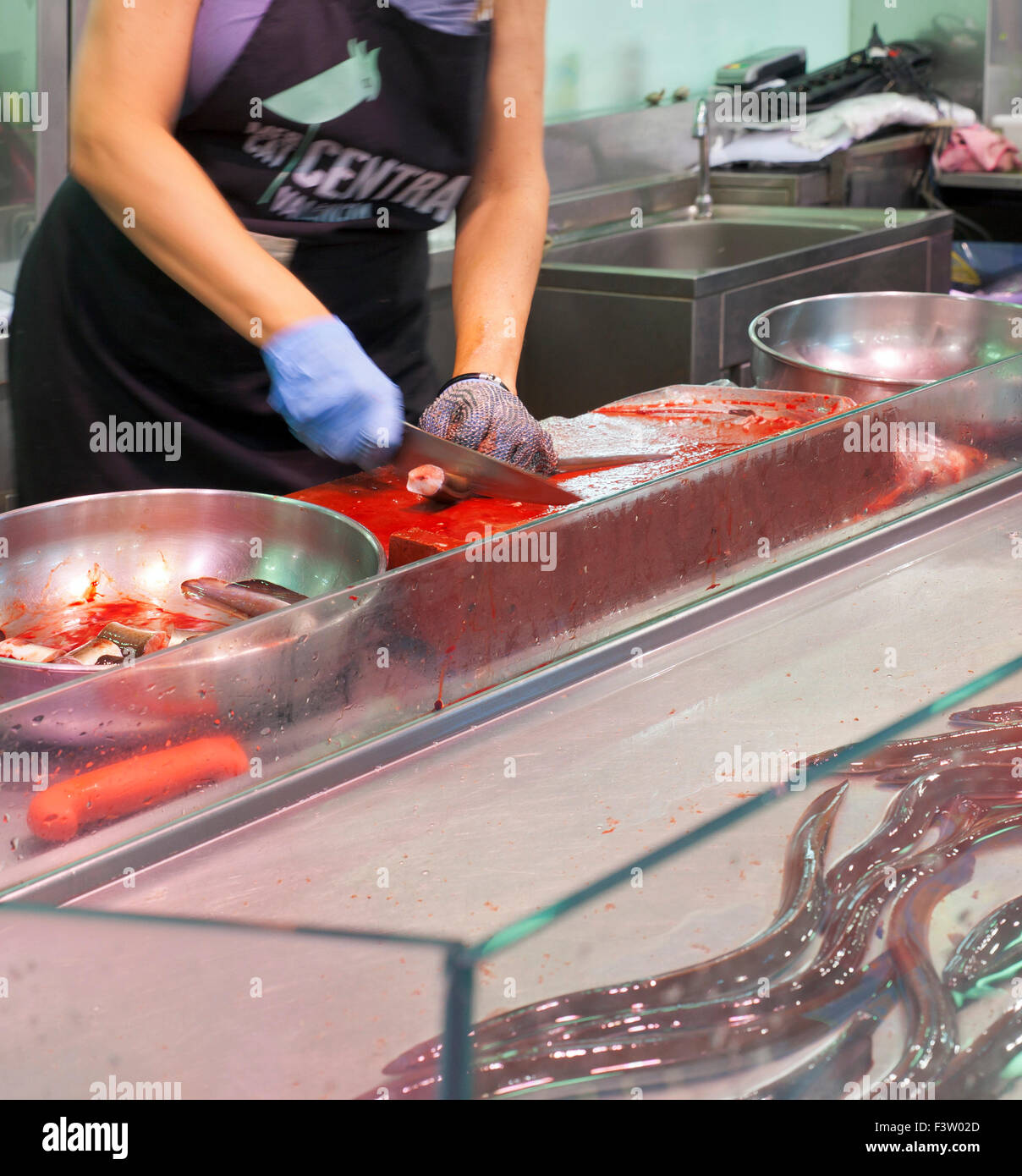 Tritare pescivendolo live anguille, sul mercato spagnolo, Mercado Central Valencia. Foto Stock