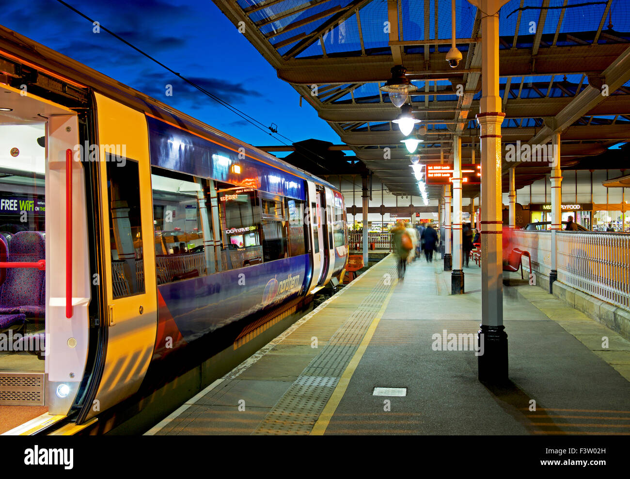 Stazione ferroviaria di notte, Ilkley, West Yorkshire, Inghilterra, Regno Unito Foto Stock
