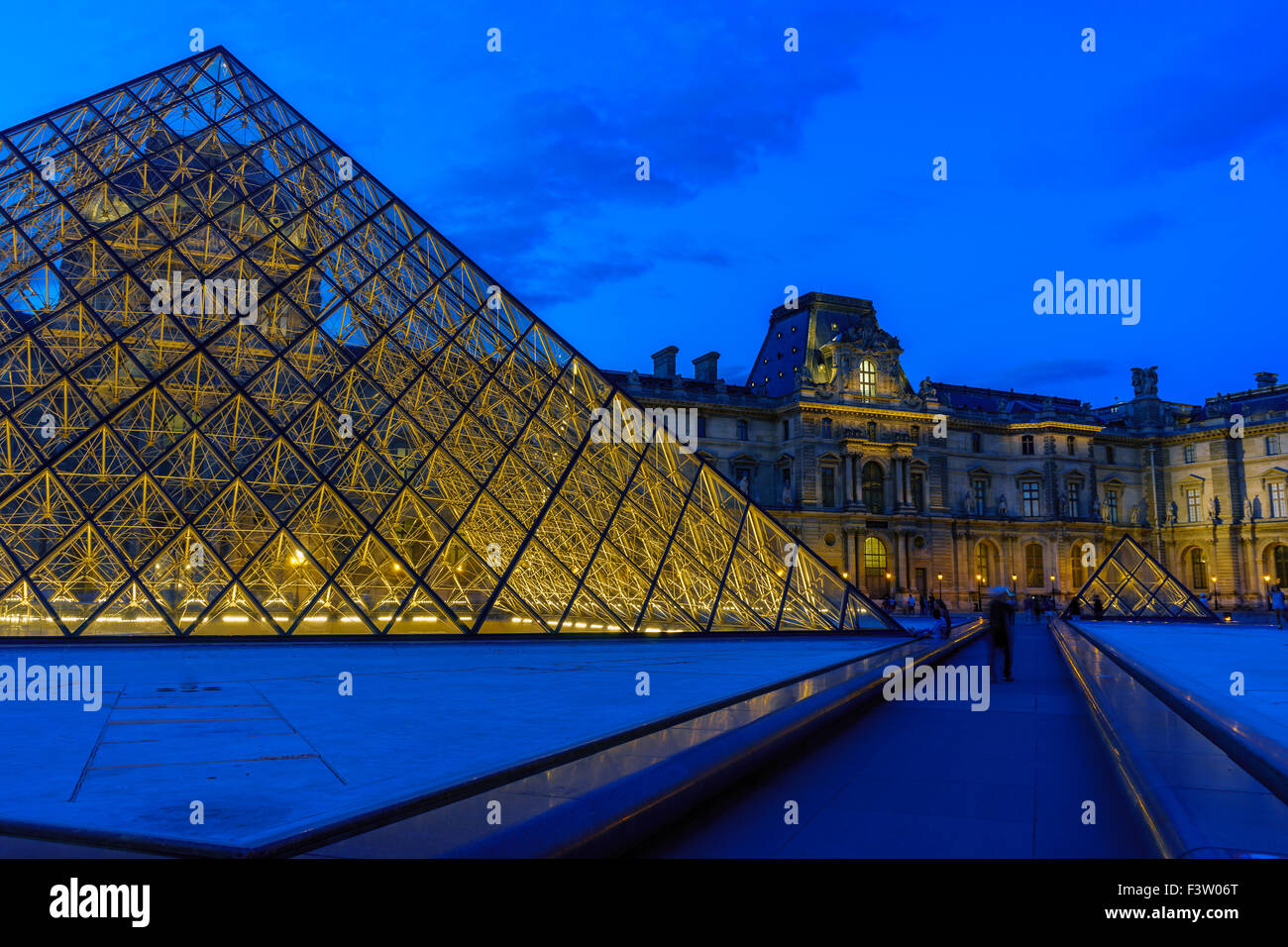 Crepuscolo scende oltre il Museo del Louvre piramidi dell su un estate di notte. Parigi, Francia. Agosto, 2015. Foto Stock