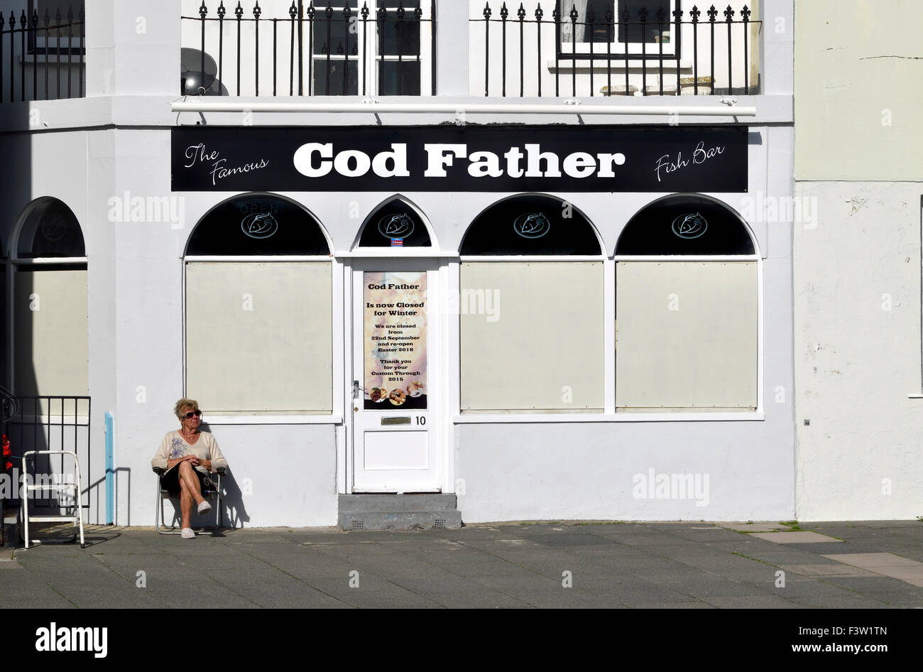 Hastings, East Sussex, Inghilterra, Regno Unito. Il 'Cod Padre' chip shop sul lungomare - chiuso per la stagione invernale (ottobre) Foto Stock