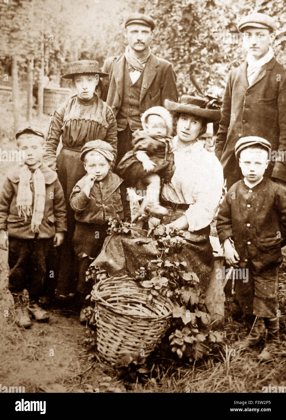 Raccoglitrici di luppolo in Kent - periodo Vittoriano Foto Stock