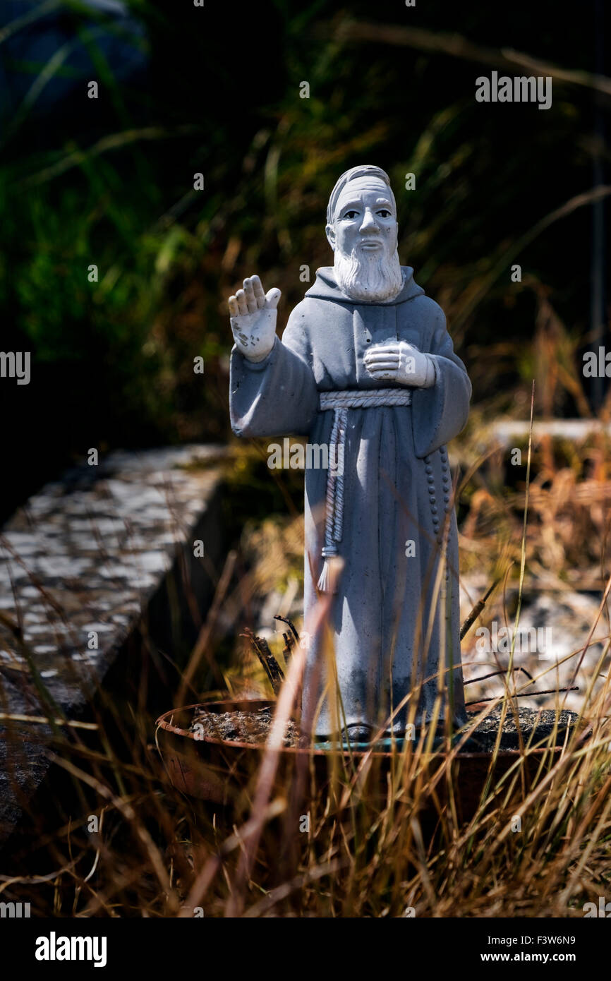 Figura religiosa su una lapide all'insediamento monastico a Glendalough nella contea di Wicklow, Irlanda. Foto Stock